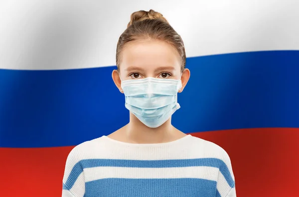 在俄罗斯国旗上戴医疗面具的少女 — 图库照片