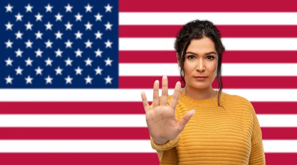 Mulher mostrando parar gesto sobre bandeira da América — Fotografia de Stock