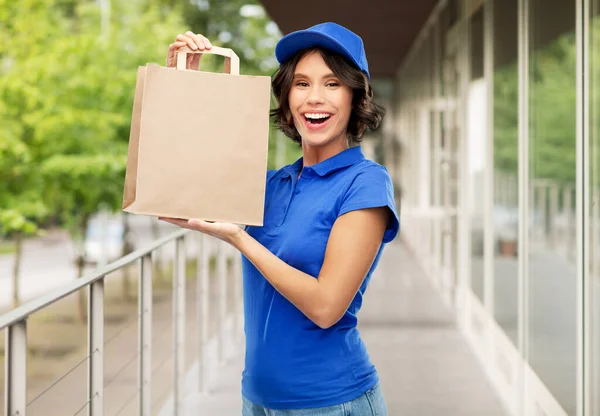 纸袋中装有外卖食品的送货妇女 — 图库照片