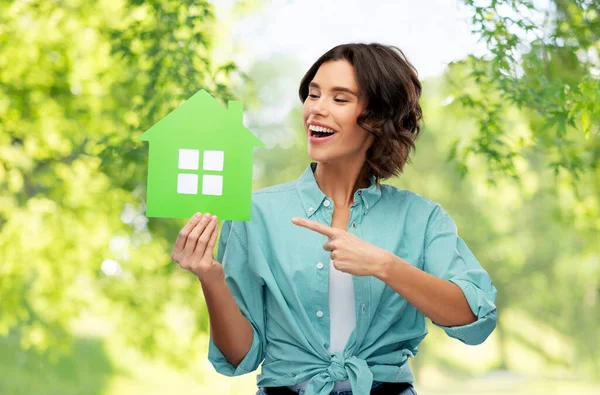 Mulher feliz com casa verde no fundo natural — Fotografia de Stock