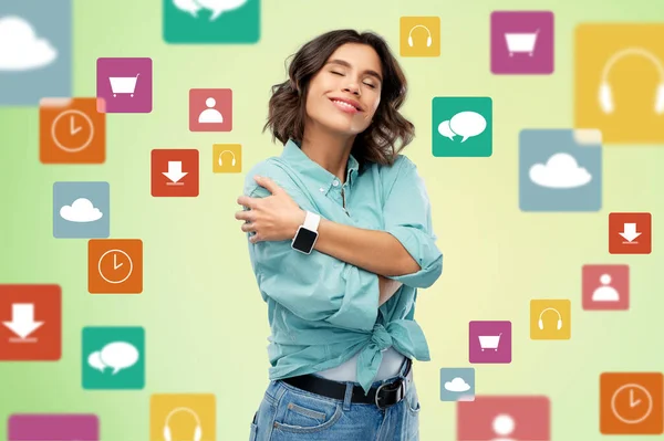 Sonriente mujer con reloj inteligente abrazándose — Foto de Stock