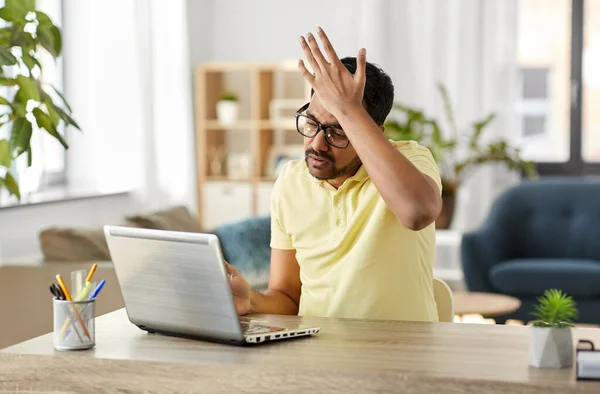 Gestresste man met laptop aan het werk op kantoor — Stockfoto