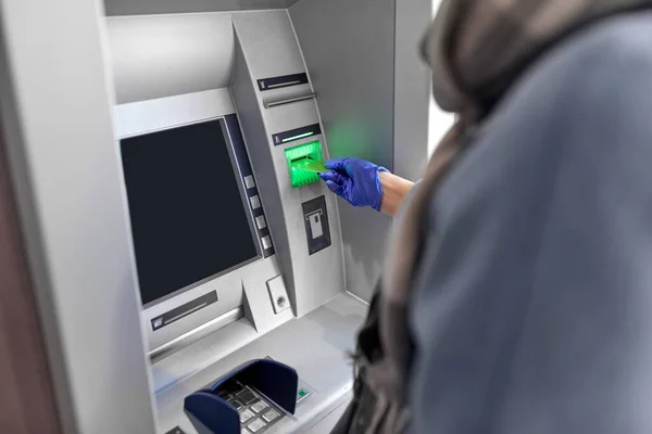 Orvosi kesztyűs nő hitelkártyával az ATM-nél — Stock Fotó