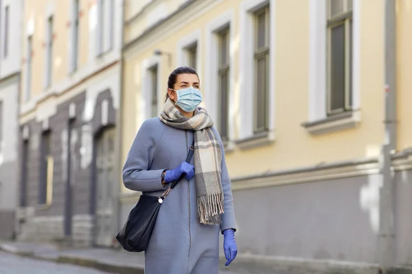 Ung kvinde iført beskyttende medicinsk maske - Stock-foto