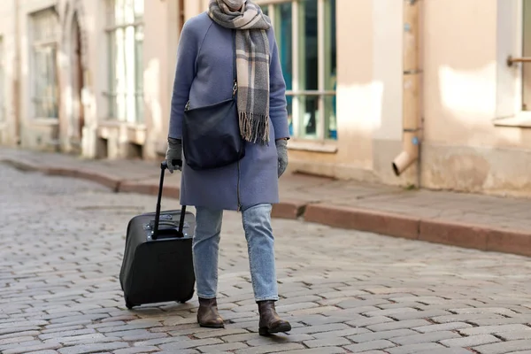 Mujer en máscara protectora con bolsa de viaje en la ciudad — Foto de Stock
