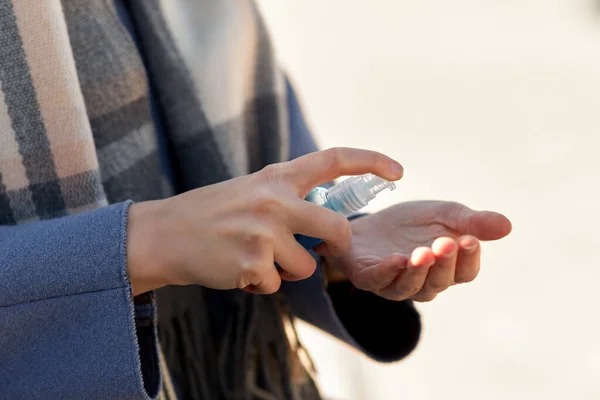 Close-up van de vrouw van toepassing hand sanitizer — Stockfoto