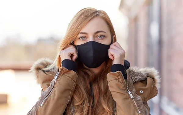 Kobieta nosząca ochronną maskę ochronną wielokrotnego użytku — Zdjęcie stockowe
