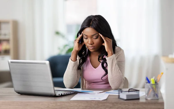 Donna stressata con documenti che lavorano a casa ufficio — Foto Stock