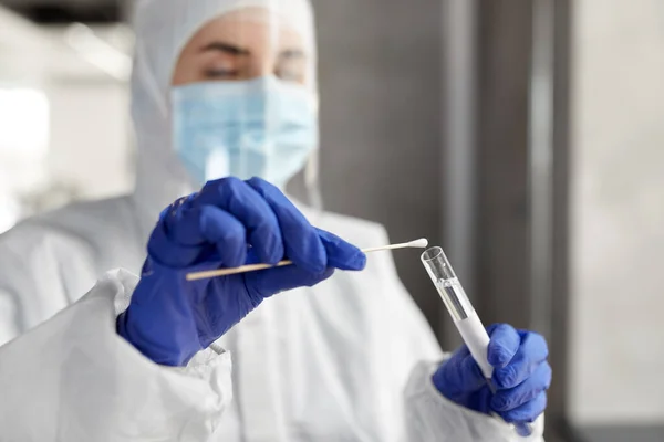 Scientist holding beaker with coronavirus test — Stock Photo, Image