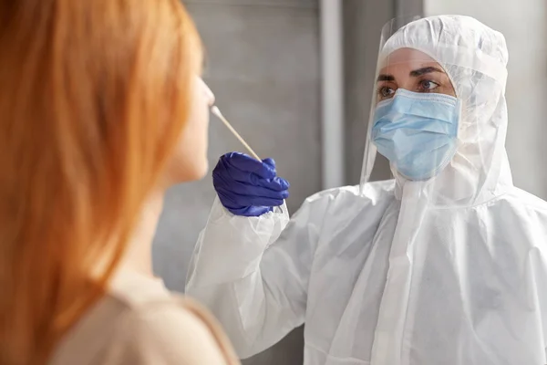 Γιατρός σε προστατευτική ενδυμασία κάνοντας δοκιμή coronavirus — Φωτογραφία Αρχείου
