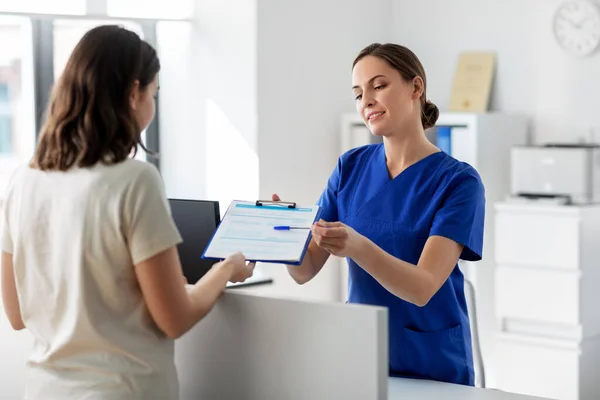 Hastanedeki hasta ve panosu olan doktor. — Stok fotoğraf