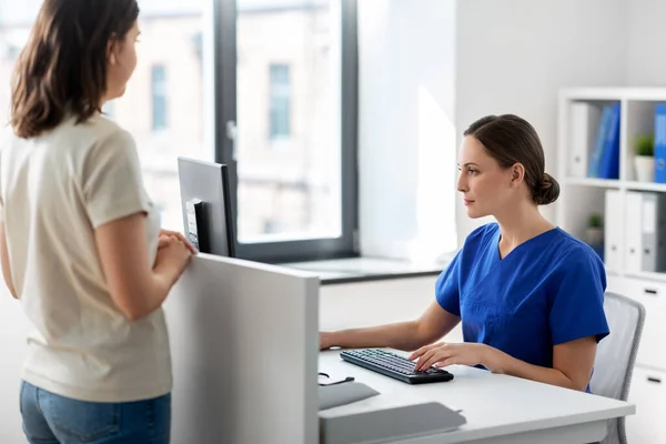 Médico com computador e paciente no hospital — Fotografia de Stock