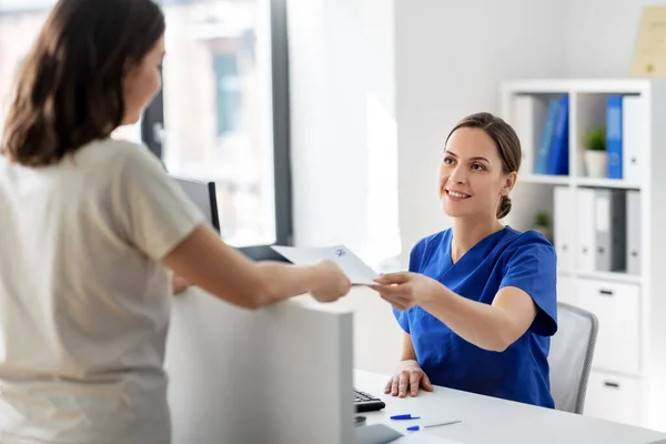 Arts en patiënt met voorschrift in het ziekenhuis — Stockfoto