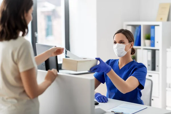 Lékař nabízející masku pacientovi v nemocnici — Stock fotografie