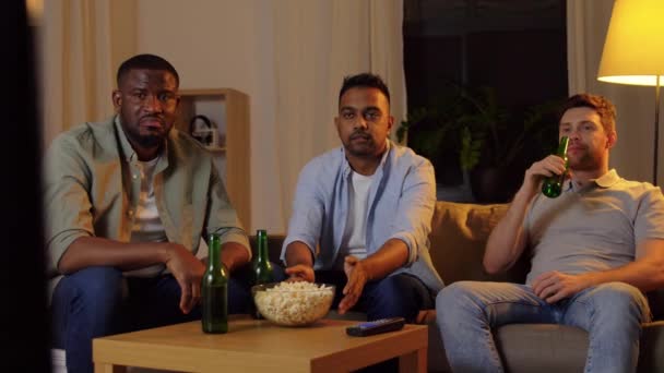 Šťastný muž přátelé s pivem sledování televize doma — Stock video