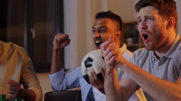 Друзья с мячом и вувузелой смотрят футбол — стоковое видео