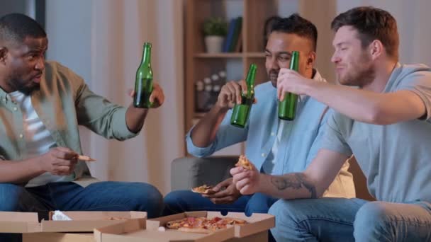 Amigos do sexo masculino beber cerveja e assistir tv em casa — Vídeo de Stock