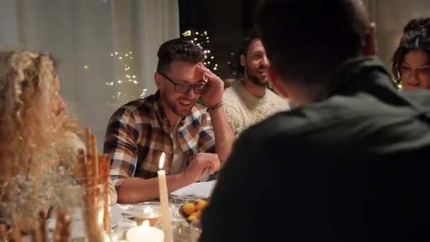Glada vänner som äter julmiddag hemma — Stockvideo