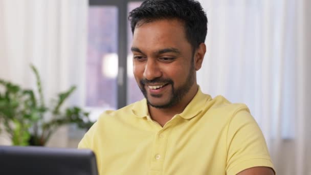 Boldog ember laptop dolgozik otthon iroda — Stock videók