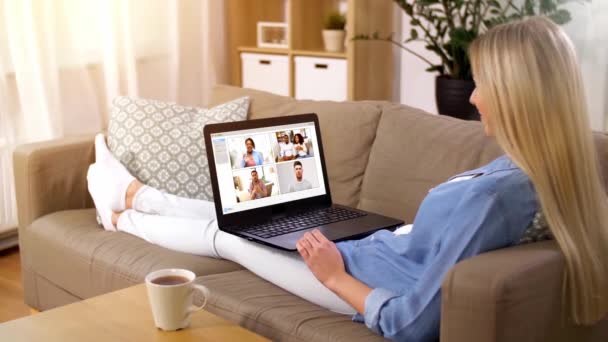 Vrouw die video chat met haar vrienden op laptop — Stockvideo