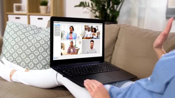 Mulher ter vídeo chat com seus amigos no laptop — Vídeo de Stock