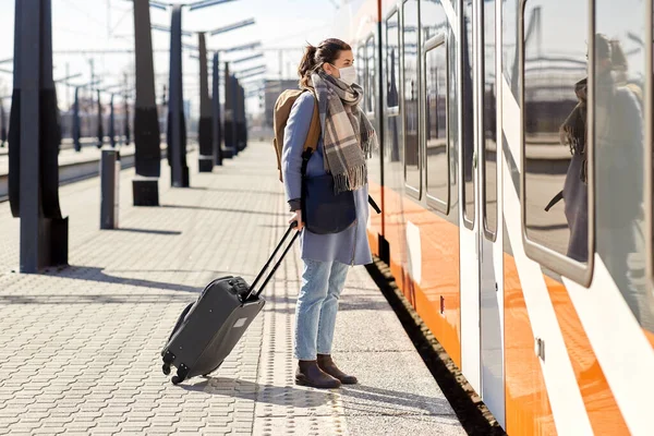 Mujer con mascarilla protectora en la estación de tren —  Fotos de Stock