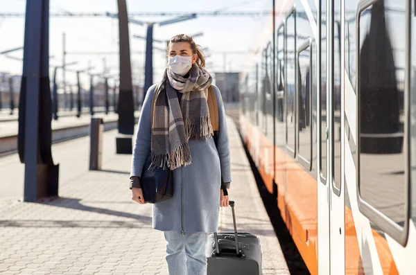 Mujer con mascarilla protectora en la estación de tren — Foto de Stock