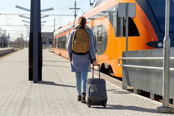 Mujer con bolsa de viaje en la estación de tren —  Fotos de Stock