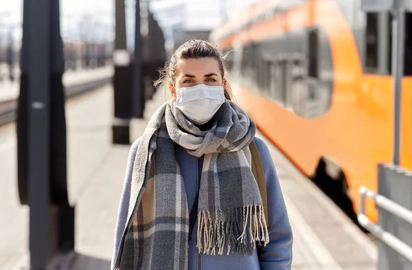 Donna in maschera protettiva alla stazione ferroviaria — Foto Stock