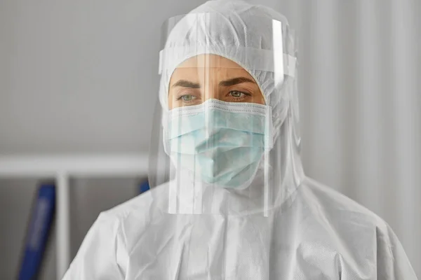 Arts in beschermende kleding, masker en gezichtsscherm — Stockfoto