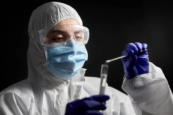 Scientist holding beaker with coronavirus test — Stock Photo, Image