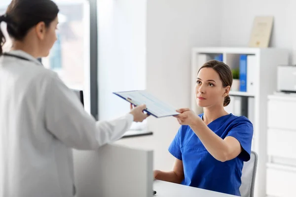 Hastanede panosu olan doktor ve hemşire. — Stok fotoğraf