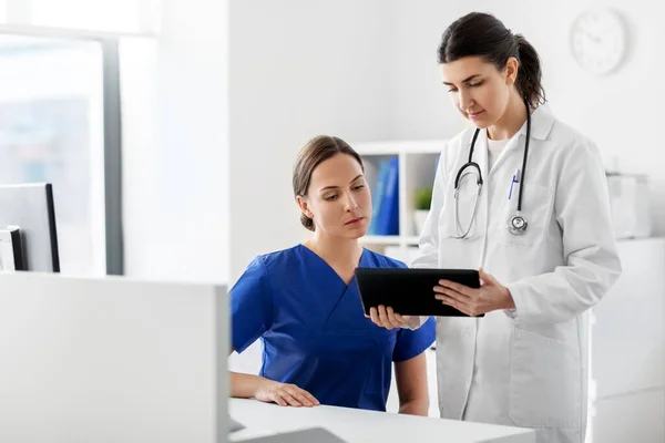 Médico com computador tablet e enfermeiro no hospital — Fotografia de Stock