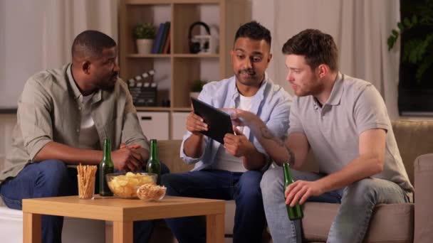 Άνδρες φίλοι με tablet PC πίνοντας μπύρα στο σπίτι — Αρχείο Βίντεο