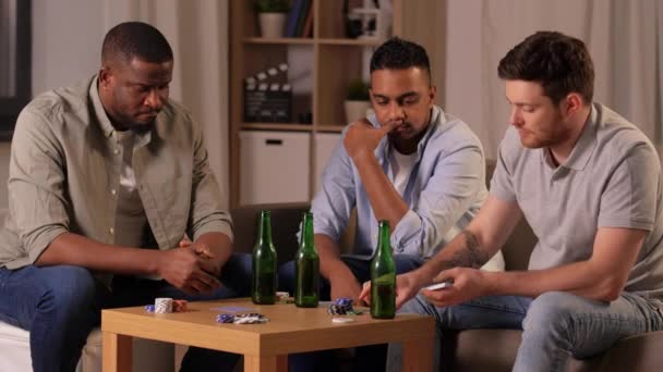 Souriant amis masculins jouer aux cartes à la maison — Video