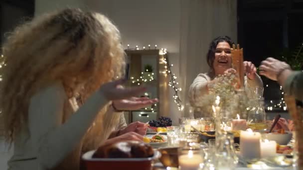 Mutlu arkadaşlar evde Noel yemeği yiyor. — Stok video