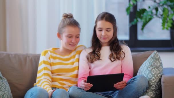 비디오 채팅을 하는 태블릿 PC 를 가진 십 대 소녀들 — 비디오