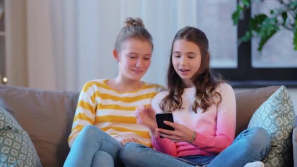 Ragazze adolescenti con smartphone con video chat — Video Stock