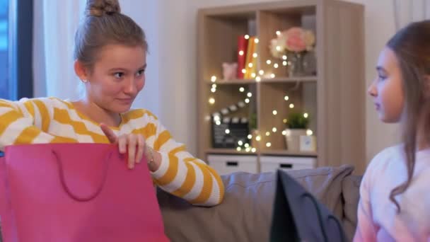 Niñas adolescentes felices con bolsas de compras en casa — Vídeo de stock