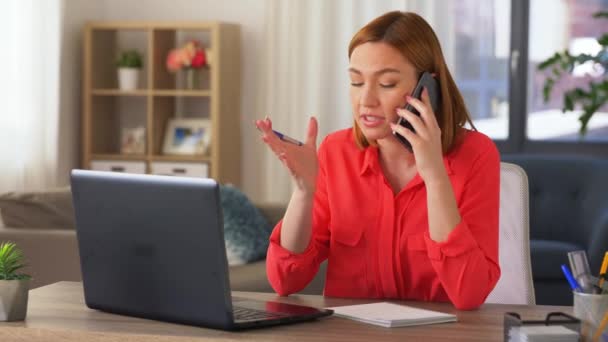 Rozzlobená žena volá na smartphone doma kancelář — Stock video