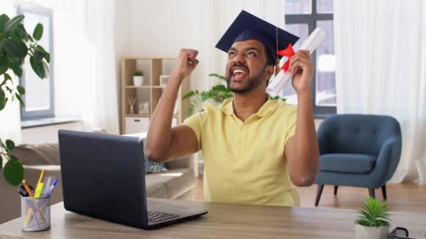Šťastný indický student s diplomem doma — Stock video