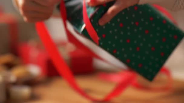 Mains emballage cadeau de Noël et nœud papillon — Video