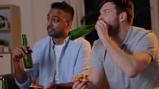 Feliz macho amigos con cerveza comer pizza en casa — Vídeo de stock