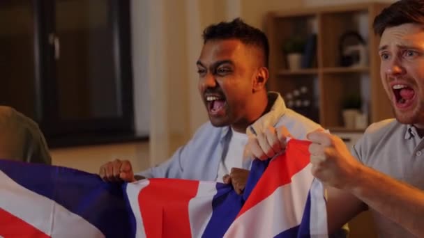 Amigos con bandera británica viendo fútbol en casa — Vídeo de stock