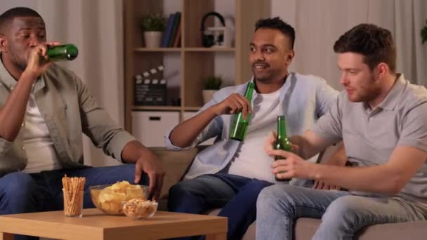 Mannelijke vrienden drinken bier met chips thuis — Stockvideo