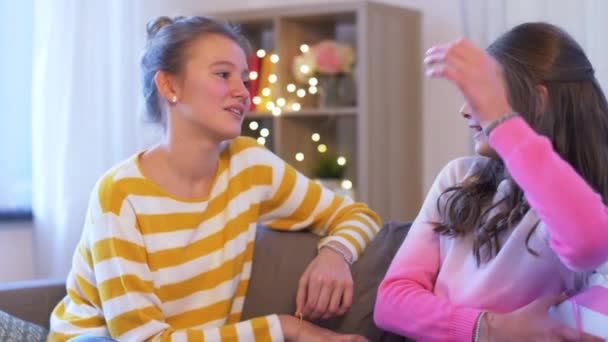 Девочка-подросток дарит подарок своей подруге дома — стоковое видео
