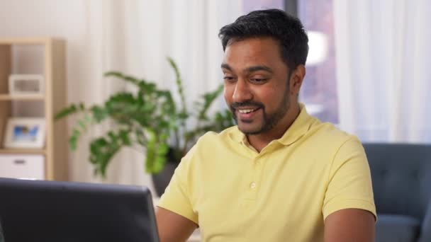 Šťastný muž s notebookem pracuje v domácí kanceláři — Stock video