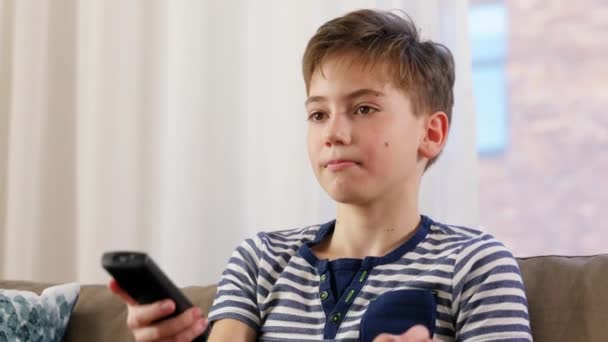 Garçon avec popcorn regarder la télévision à la maison — Video