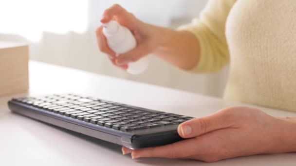 Primer plano del teclado de limpieza de mujer con desinfectante — Vídeos de Stock