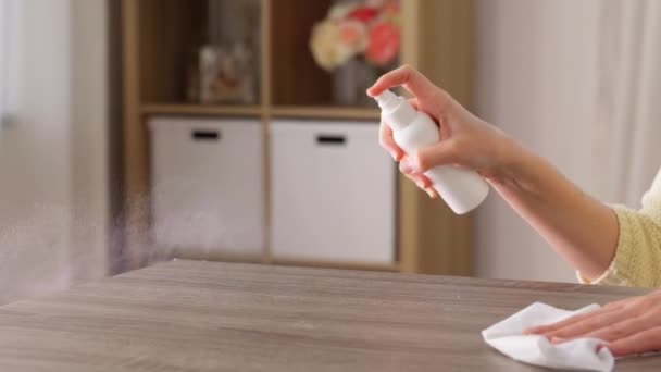 Primer plano de la mesa de limpieza de la mujer en casa — Vídeo de stock